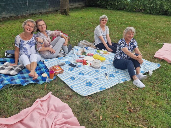Das erste „Picknick mit Musik“ am Mehrgenerationentreff Tiefenbroich war ein voller Erfolg. Foto: Stadt Ratingen