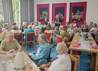 Gut gefüllt war der Saal beim Sommerfest im Seniorentreff Süd. Foto: Stadt Ratingen