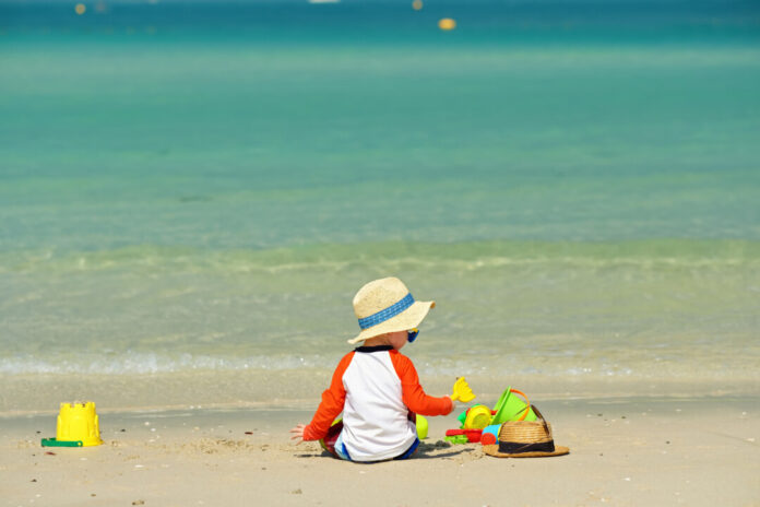 Schutz hilft, allerdings sollten Kleinkinder und Babys komplett raus aus der starken Sonnenstrahlung. Foto: Verbraucherzentrale NRW