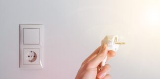 Wer verreist, kann so manches Elektrogerät vom Strom trennen. Foto: VZ NRW/adpic