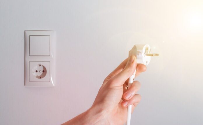 Wer verreist, kann so manches Elektrogerät vom Strom trennen. Foto: VZ NRW/adpic