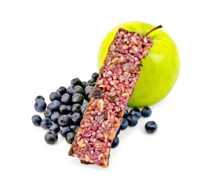 Granola bar with blueberries and apple Fruchtriegel oder Müsli können viel Zucker enthalten - trotz des Hinweises "ohne Zuckerzusatz" auf der Verpackung. Foto: VZ NRW/adpic