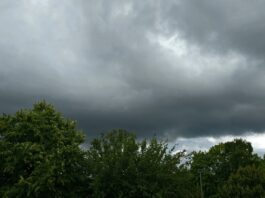 Dunkle Wolken am Himmel über Neviges kündigen Gewitter an. Foto: Volkmann