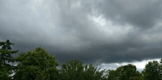 Dunkle Wolken am Himmel über Neviges kündigen Gewitter an. Foto: Volkmann