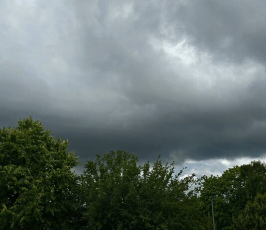 Dunkle Wolken am Himmel über Neviges kündigen Gewitter an. Foto: Volkmann