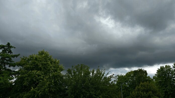 Dunkle Wolken am Himmel über Neviges kündigen Gewitter an. Foto: Volkmann