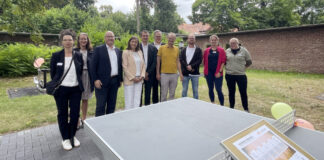 Eröffnung des neuen Outdoor Sportparks für Patientinnen und Patienten der Klinik für Psychiatrie, Psychotherapie und Psychosomatik am Florence-Nightingale-Krankenhaus (von links): Christine Taylor, Geschäftsführerin der Förderstiftung der Kaiserswerther Diakonie, Sandra Feyerabend, Diplompsychologin Klinik für Psychiatrie, Psychotherapie und Psychosomatik, Dr. med. Holger Stiller, Vorstand Kaiserswerther Diakonie und Geschäftsführer Florence-Nightingale-Krankenhaus, Daphné De Kermoal, Managing Director Kereis 4 impact Endowment Fund Paris, Thomas Köhler, Geschäftsführer Kereis Deutschland, Pfarrer Jonas Marquardt, Theologischer Vorstand Kaiserswerther Diakonie, Prof. Dr. med. Joachim Cordes, Chefarzt der Klinik für Psychiatrie, Psychotherapie und Psychosomatik, Carsten Gross Heitfeld Head of Operations Kereis Deutschland sowie Barbara Winnesberg und Antonia Salje, Sporttherapeutinnen der Klinik. Foto: Kaiserswerther Diakonie