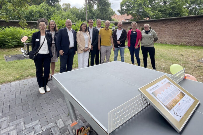 Eröffnung des neuen Outdoor Sportparks für Patientinnen und Patienten der Klinik für Psychiatrie, Psychotherapie und Psychosomatik am Florence-Nightingale-Krankenhaus (von links): Christine Taylor, Geschäftsführerin der Förderstiftung der Kaiserswerther Diakonie, Sandra Feyerabend, Diplompsychologin Klinik für Psychiatrie, Psychotherapie und Psychosomatik, Dr. med. Holger Stiller, Vorstand Kaiserswerther Diakonie und Geschäftsführer Florence-Nightingale-Krankenhaus, Daphné De Kermoal, Managing Director Kereis 4 impact Endowment Fund Paris, Thomas Köhler, Geschäftsführer Kereis Deutschland, Pfarrer Jonas Marquardt, Theologischer Vorstand Kaiserswerther Diakonie, Prof. Dr. med. Joachim Cordes, Chefarzt der Klinik für Psychiatrie, Psychotherapie und Psychosomatik, Carsten Gross Heitfeld Head of Operations Kereis Deutschland sowie Barbara Winnesberg und Antonia Salje, Sporttherapeutinnen der Klinik. Foto: Kaiserswerther Diakonie