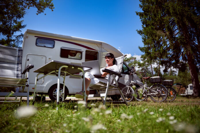Wer mit Wohnwagen oder Wohnmobil Urlaub macht, sollte an den passenden Versicherungsschutz denken. Foto: VZ NRW/adpic