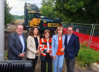 Gemeinsamer Spatenstich (v.l.): Oliver Krischer. Züleyha Demir, Petra Beckefeld, Karin Welge und Thomas Kufen. Foto: Straßen NRW