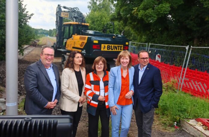 Gemeinsamer Spatenstich (v.l.): Oliver Krischer. Züleyha Demir, Petra Beckefeld, Karin Welge und Thomas Kufen. Foto: Straßen NRW Gemeinsamer Spatenstich (v.l.): Oliver Krischer. Züleyha Demir, Petra Beckefeld, Karin Welge und Thomas Kufen. Foto: Straßen NRW