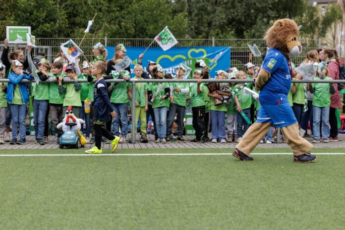 Die Unterstützer der Mannschaft von der Grundschule Küllenhahn zeigten die beste Fan-Präsentation. Foto: Frank Gleitsmann