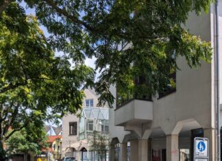 Die neue Bodenmarkierung „Am alten Steinhaus“ sorgt für Ärger. Denn nur wer ganz genau hinschaut, erkennt auf dem Schild rechts den kleinen Hinweis, dass die Zufahrt eigentlich nur mit Ausnahmeregelung erlaubt ist. Foto: B90/DIE GRÜNEN Ratingen.