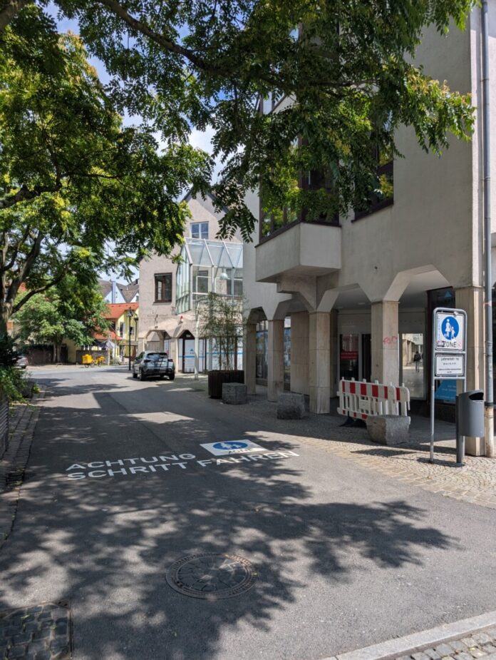 250710_Fußgängerzone_Zufahrt Am alten Steinhaus (1) Die neue Bodenmarkierung „Am alten Steinhaus“ sorgt für Ärger. Denn nur wer ganz genau hinschaut, erkennt auf dem Schild rechts den kleinen Hinweis, dass die Zufahrt eigentlich nur mit Ausnahmeregelung erlaubt ist. Foto: B90/DIE GRÜNEN Ratingen.