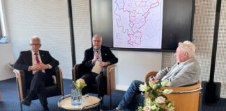Landrat Thomas Hendele mit Kreisarchivar Joachim Schulz-Hönerlage und dem Kreistagsabgeordneten Klaus-Dieter Völker. Foto: Kreis Mettmann