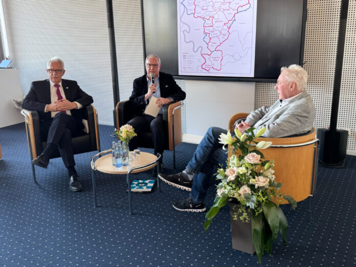 Landrat Thomas Hendele mit Kreisarchivar Joachim Schulz-Hönerlage und dem Kreistagsabgeordneten Klaus-Dieter Völker. Foto: Kreis Mettmann