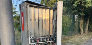 Unbekannte sprengten diesen Zigarettenautomaten in Langenfeld. Foto: Polizei