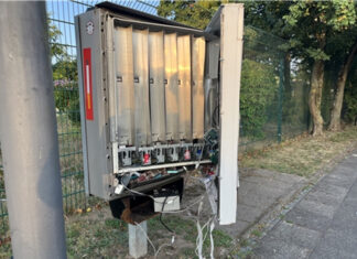 Unbekannte sprengten diesen Zigarettenautomaten in Langenfeld. Foto: Polizei