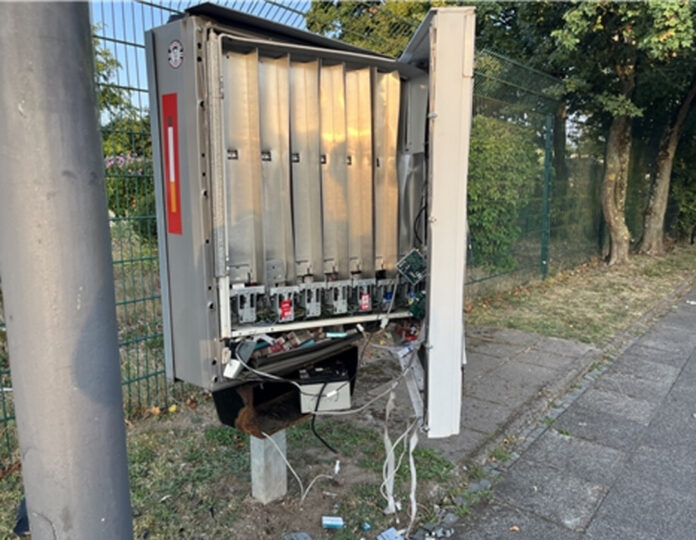 Unbekannte sprengten diesen Zigarettenautomaten in Langenfeld. Foto: Polizei