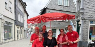Das Team der SPD beim Infostand in der Fußgängerzone; 2. Infostand an der Lindenschule mit Wolfgang Preuß, Melanie Brans und Bettina Molitor (v.l.). Foto: SPD