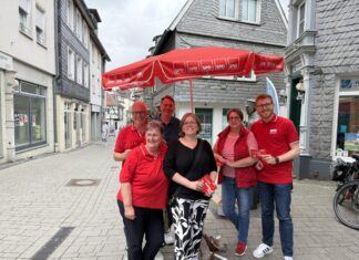 Das Team der SPD beim Infostand in der Fußgängerzone; 2. Infostand an der Lindenschule mit Wolfgang Preuß, Melanie Brans und Bettina Molitor (v.l.). Foto: SPD
