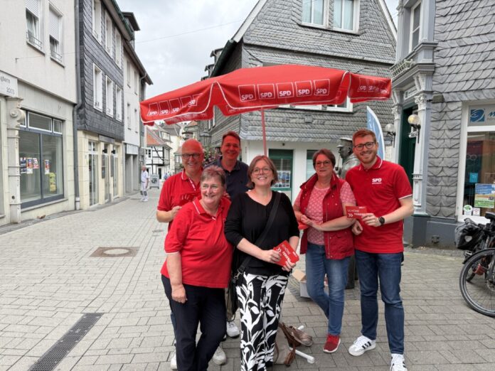 Das Team der SPD beim Infostand in der Fußgängerzone; 2. Infostand an der Lindenschule mit Wolfgang Preuß, Melanie Brans und Bettina Molitor (v.l.). Foto: SPD