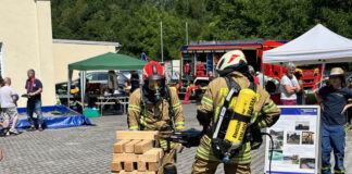Die Feuerwehr kann nicht nur brachial: Feinfühlig haben Einsatzkräfte mit schwerem Gerät viele Holzklötze beim "Jenga" gestapelt. Foto: Stadt Wülfrath