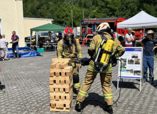 Die Feuerwehr kann nicht nur brachial: Feinfühlig haben Einsatzkräfte mit schwerem Gerät viele Holzklötze beim "Jenga" gestapelt. Foto: Stadt Wülfrath