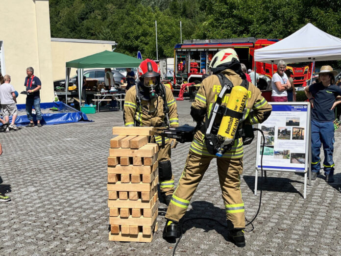 Die Feuerwehr kann nicht nur brachial: Feinfühlig haben Einsatzkräfte mit schwerem Gerät viele Holzklötze beim "Jenga" gestapelt. Foto: Stadt Wülfrath