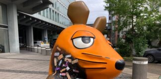Die Maus-Figur vor dem WDR-Gebäude in Köln wurde mit vielen Pflastern versorgt.