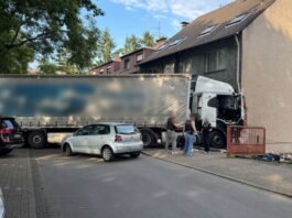 Ein Lastwagen hat in Oberhausen eine Spur der Verwüstung gezogen.