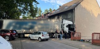 Ein Lastwagen hat in Oberhausen eine Spur der Verwüstung gezogen.