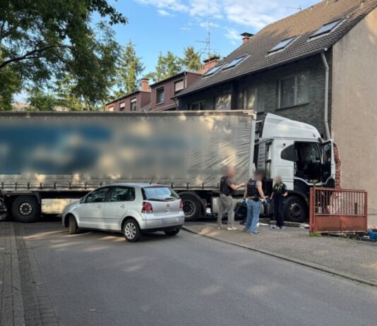 Ein Lastwagen hat in Oberhausen eine Spur der Verwüstung gezogen.