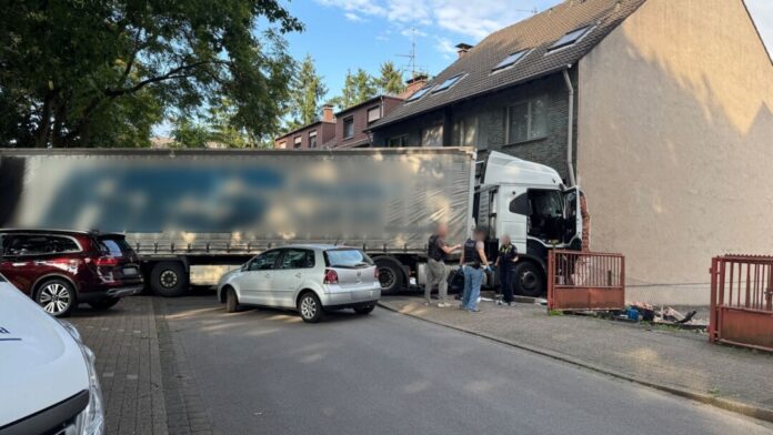 Ein Lastwagen hat in Oberhausen eine Spur der Verwüstung gezogen.