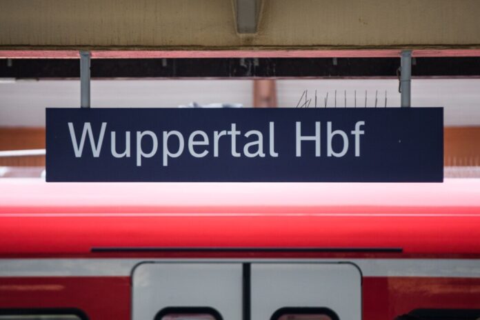 Fünf Monate lang wird Wuppertal im kommenden Jahr weitgehend vom Zugverkehr abgeschnitten sein - die Bahn baut. (Archivbild)
