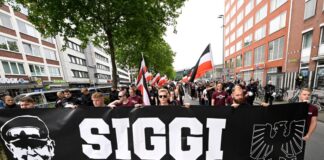 Rechte Demonstranten protestierten dafür, dass ein bundesweit bekannter Rechtsextremist in Dortmund eine Grabstätte bekommt.