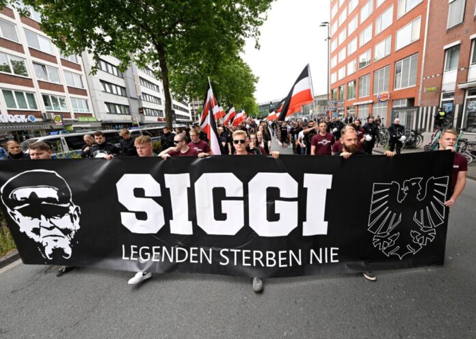 Rechte Demonstranten protestierten dafür, dass ein bundesweit bekannter Rechtsextremist in Dortmund eine Grabstätte bekommt.