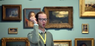Der schlecht gelaunte «Grumpy Guide» im Düsseldorfer Kunstpalast ist ein riesiger Publikumserfolg.
