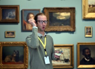 Der schlecht gelaunte «Grumpy Guide» im Düsseldorfer Kunstpalast ist ein riesiger Publikumserfolg.