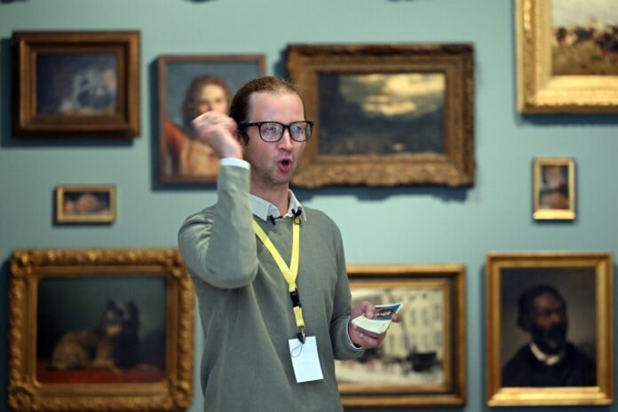 Der schlecht gelaunte «Grumpy Guide» im Düsseldorfer Kunstpalast ist ein riesiger Publikumserfolg.