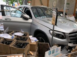 Der Wagen fuhr bis in den Kassenbereich des Ladens. Foto: FW Ratingen