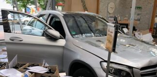 Der Wagen fuhr bis in den Kassenbereich des Ladens. Foto: FW Ratingen