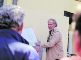 Der Beigeordnete Jörg Ostermann erläutert die laufenden Arbeiten. Foto: Volkmann