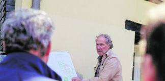 Der Beigeordnete Jörg Ostermann erläutert die laufenden Arbeiten. Foto: Volkmann