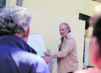 Der Beigeordnete Jörg Ostermann erläutert die laufenden Arbeiten. Foto: Volkmann