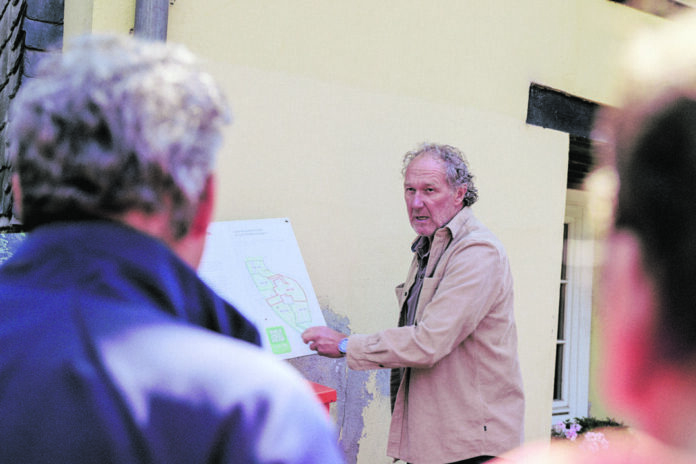 Der Beigeordnete Jörg Ostermann erläutert die laufenden Arbeiten. Foto: Volkmann