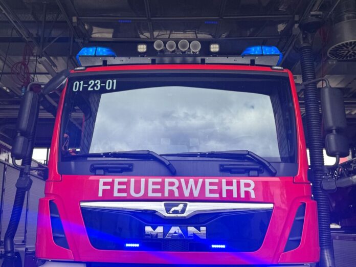 Ein Regionalzug steckt zwei Stunden aufgrund der Löscharbeiten fest - er wurde von der Feuerwehr evakuiert. (Symbolbild)