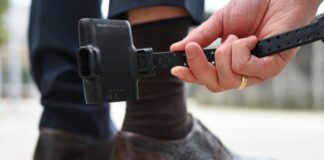 Nach seiner Entlassung muss der Sexualstraftäter eine elektronische Fußfessel tragen. (Symbolbild)