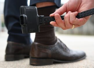 Nach seiner Entlassung muss der Sexualstraftäter eine elektronische Fußfessel tragen. (Symbolbild)
