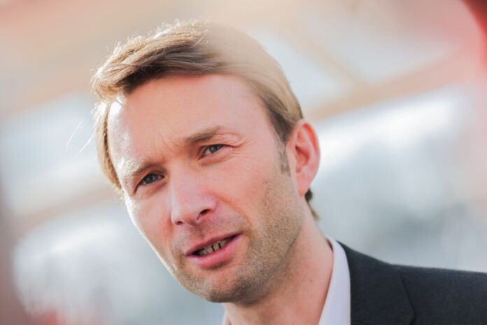 Bayer-Sportchef Simon Rolfes hat einen neuen Perspektivspieler verpflichtet